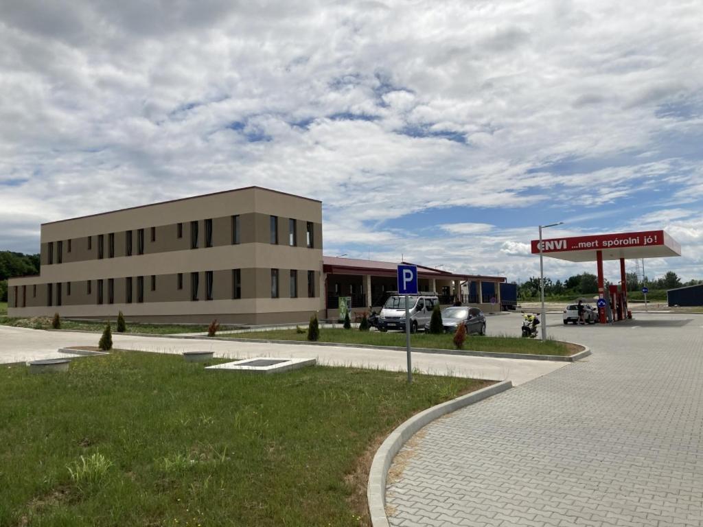 M70 Panzio Szemenyecsörnye Exterior foto